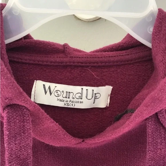 Wound Up Juniors Long Sleeve Graphic hoodie Sweatshirt Burgundy Womens Sz XS GUC - Picture 10 of 12